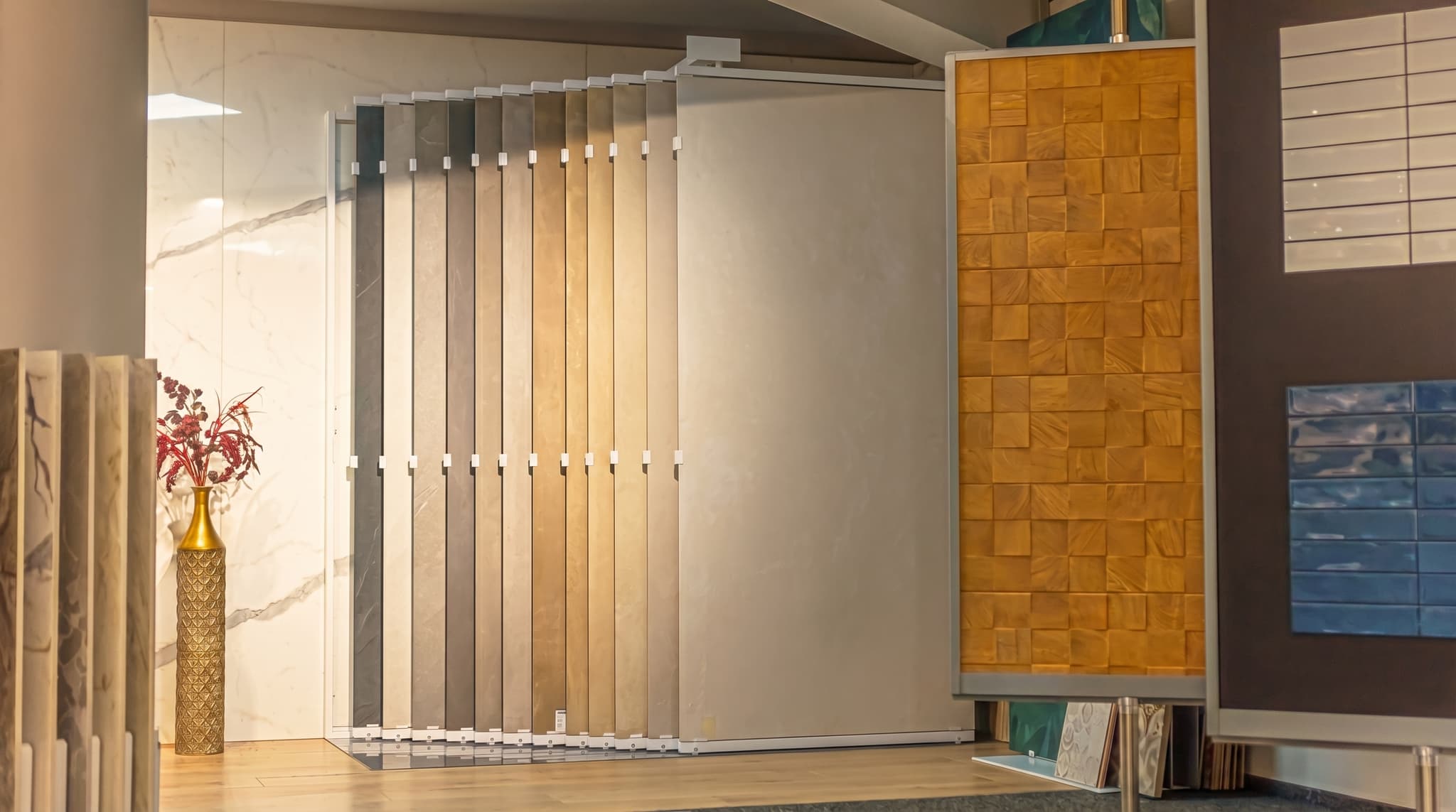 Großformat im Showroom — architektonische Flächen aus Naturstein, Beton- und Holzoptik