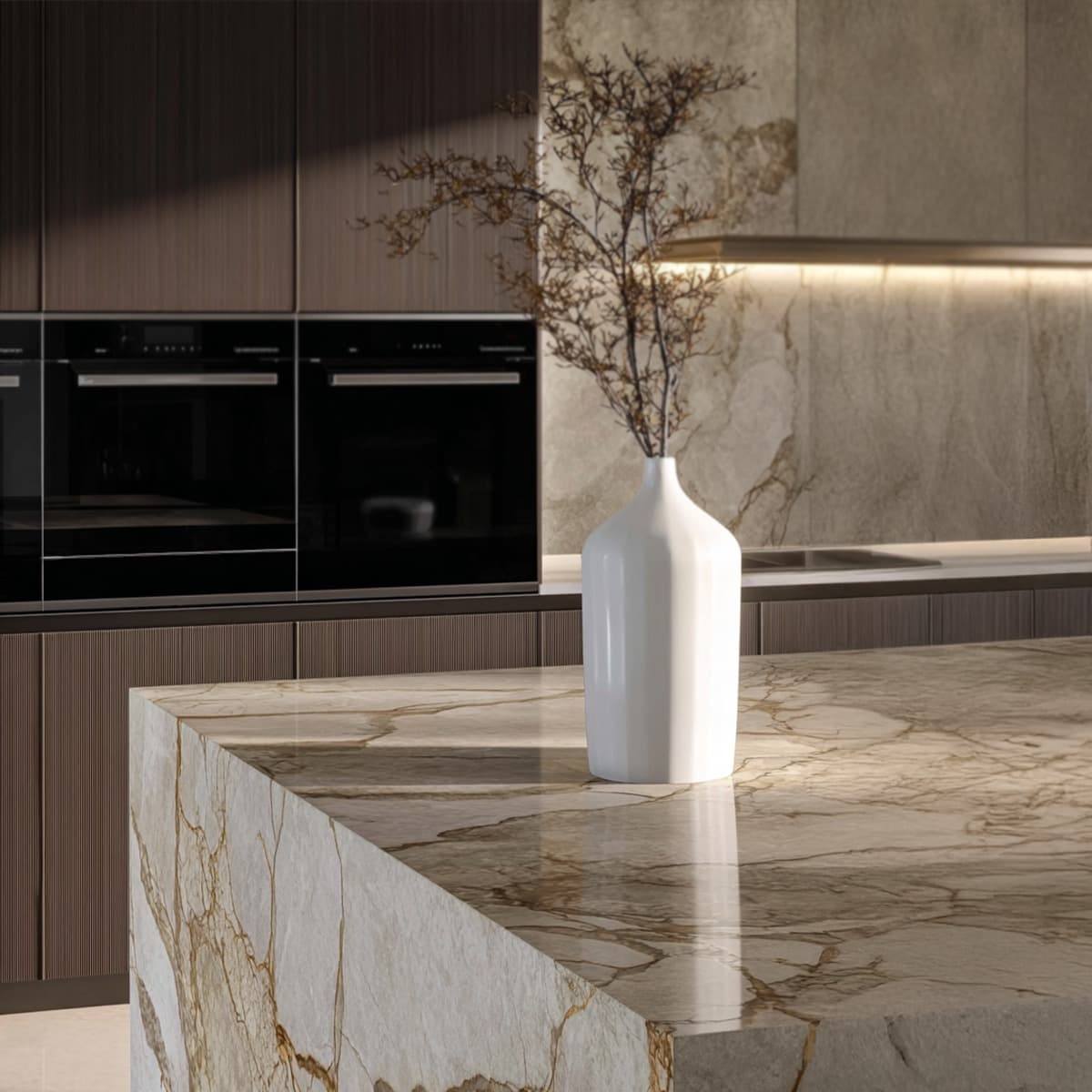 Kampschulte und Avci — Naturstein-Kücheninsel, Editorial Fliesenhandwerk